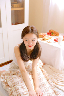 在厨房里抬起月月的腿